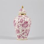 1094 1700 VASE AND COVER